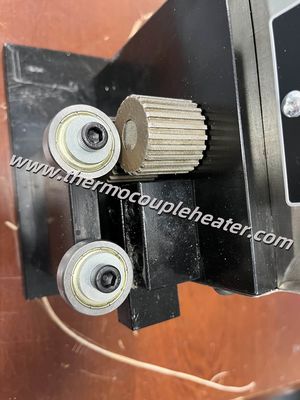 Máquina de moldagem de bordas para aquecedores de banda cerâmica capaz de rolar tiras de aço mais largas