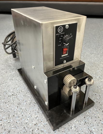 Máquina de moldagem de bordas para aquecedores de banda cerâmica capaz de rolar tiras de aço mais largas